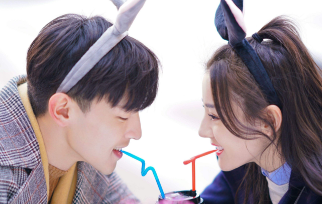 迪丽热巴情人节晒照撒狗粮,看到晒照方式后,网友:扎心了!