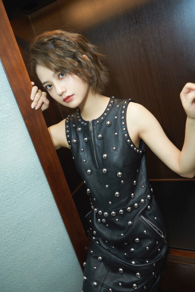 当《亲爱的热爱的》孙亚亚剪短头发,穿铆钉皮裙配短靴,帅气十足