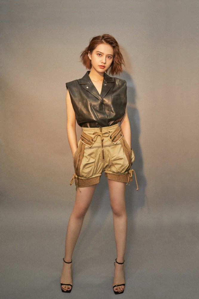 当《亲爱的热爱的》孙亚亚剪短头发,穿铆钉皮裙配短靴,帅气十足