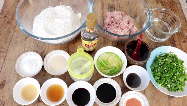 自制小笼包调馅料是关键这样做出来的小笼包外皮暄软肉馅鲜美