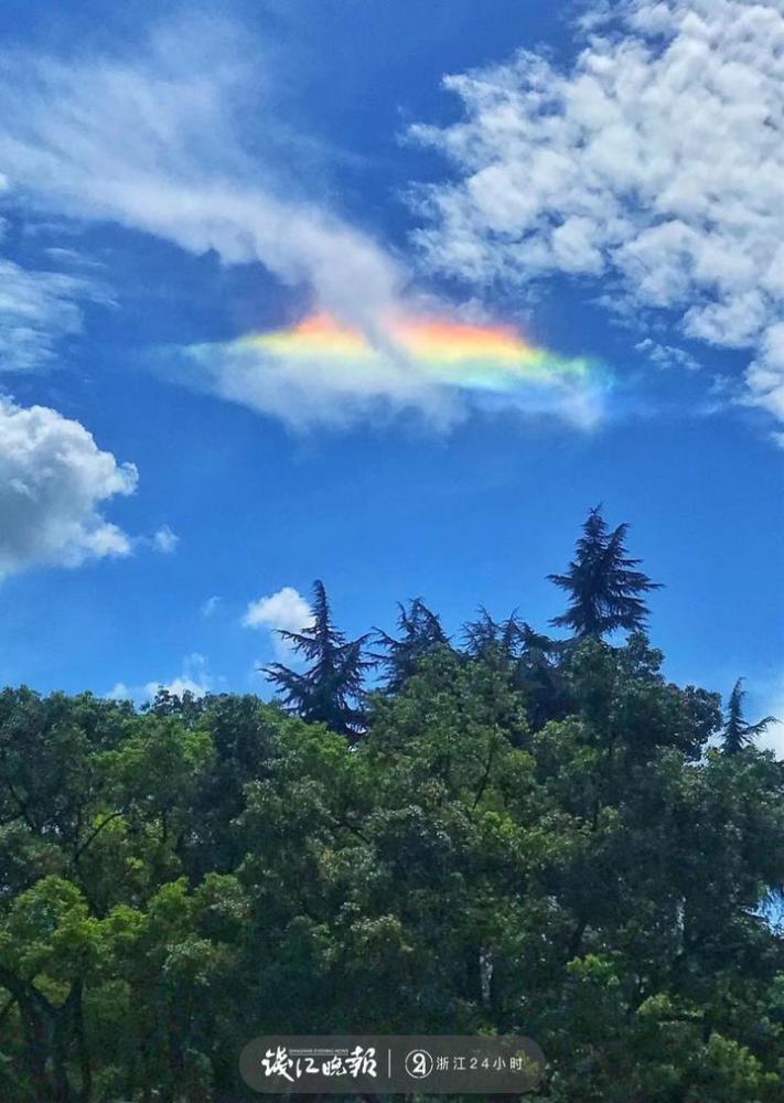 台风到来前杭州天空出现美丽的七彩云朵你拍到了吗