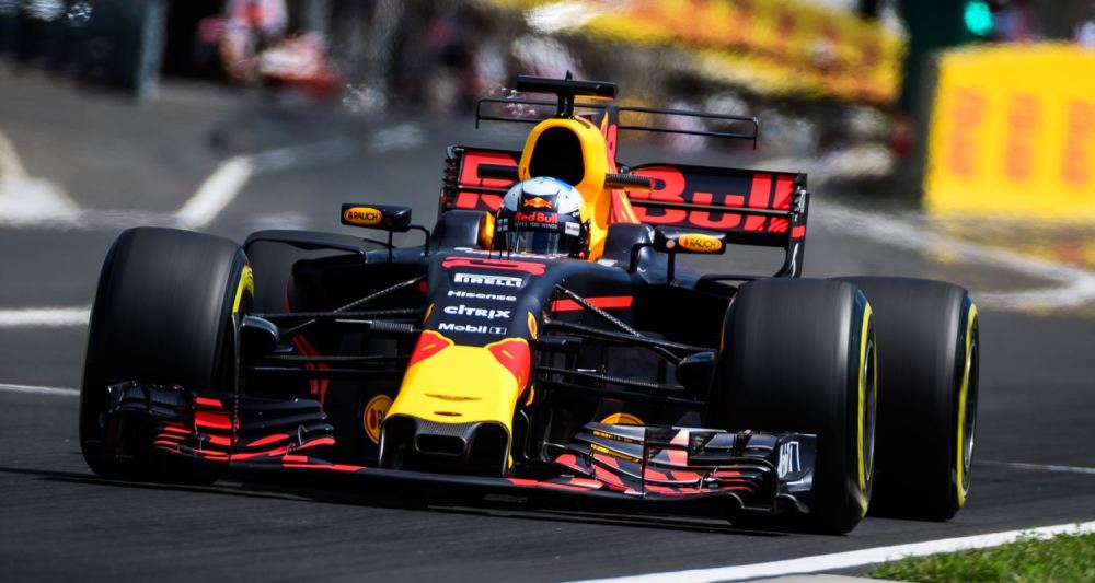 贴地飞行体验极致速度 外人眼中最酷的职业 苦痛只有运动员了解