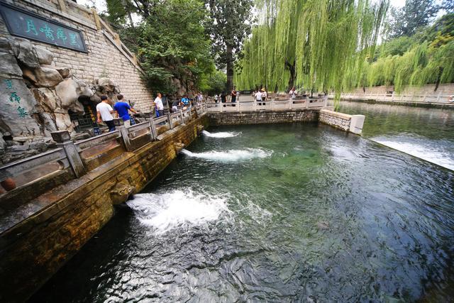 济南黑虎啸泉 入河护城