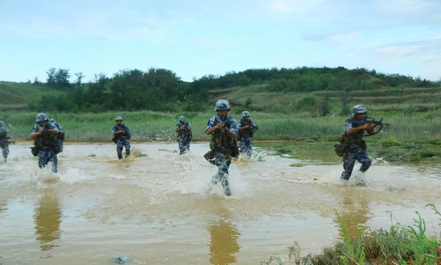 硬核海軍陸戰隊的瀕海體能訓練感受一下