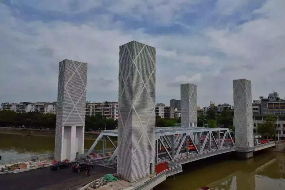 区委书记何汝诚和区委副书记,区长陈德俊带队现场协调推进莲花大道