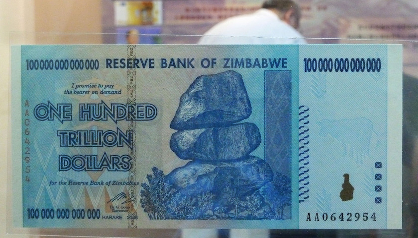 100万亿津巴布韦币等于人民币2.5元,过