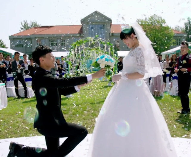 姚遥还是个非常负责人的律师,相对于感情,她更看中工作,剧集开场时男