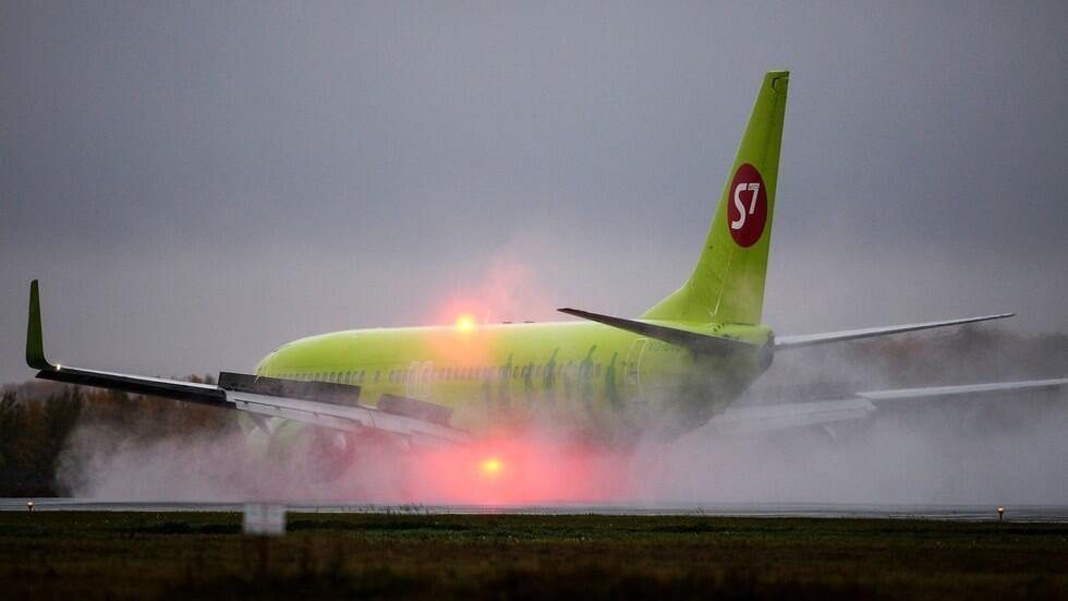 一架俄客机紧急降落,大批士兵荷枪实弹包围,指挥官下令消息保密