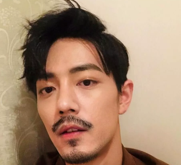 帅气的笑容,更是对他多了一些好感,有了胡子的肖战看起来也是非常的帅