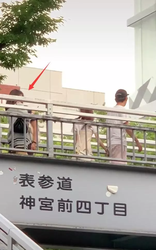 终于恋爱了 王思聪携女友度假手拉手 女方是 毕滢式矮小黑