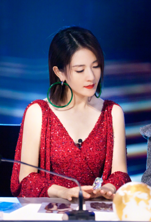 谢娜到底有多节俭?竟把翡翠镯子戴在耳朵上,网友:一饰两用?