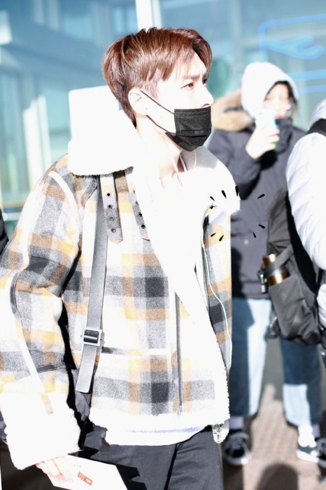 张艺兴生图分享:飒爽帅气的格子外套,真好看!