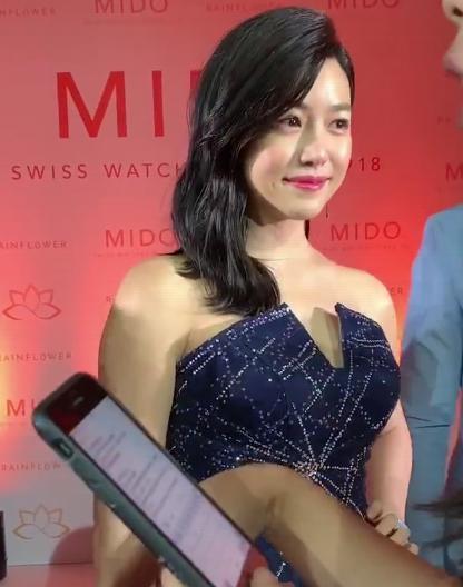 陈妍希身材其实挺好的抹胸裙尽显曲线美可惜吃亏在脸上
