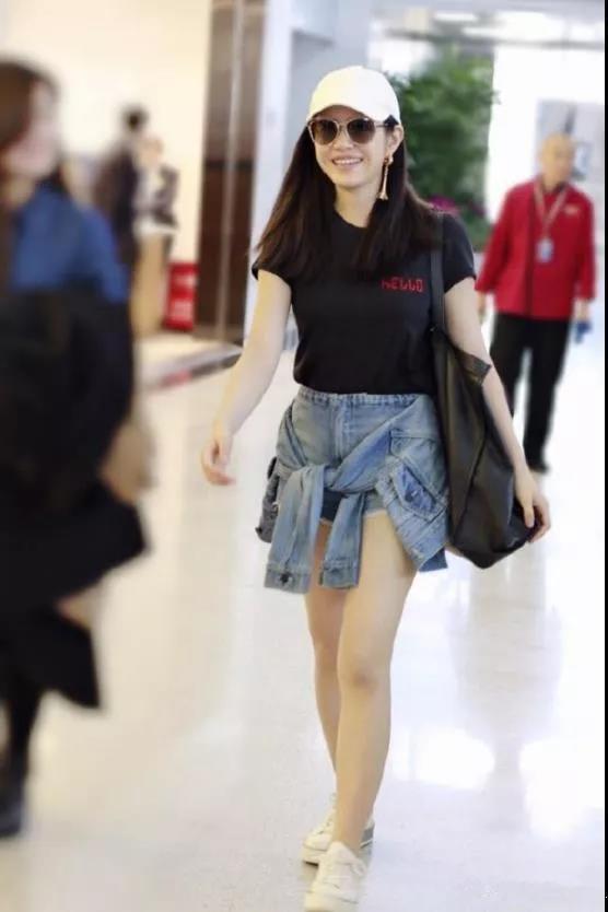 陈妍希身材其实挺好的抹胸裙尽显曲线美可惜吃亏在脸上