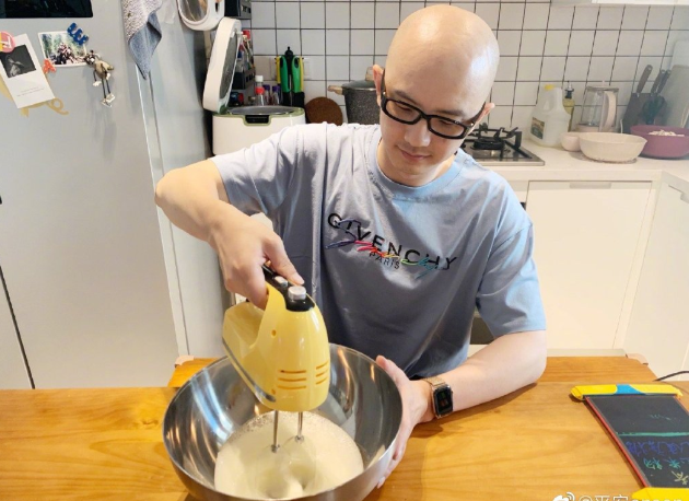 中国好声音学员董姿彦新加坡国庆晚宴演出平安喜获第二胎