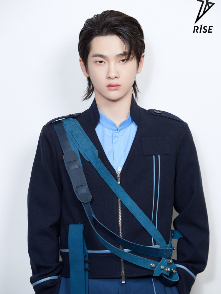 r1se男团打歌服造型上线,都把西装叠着穿,周震南却成功抢镜