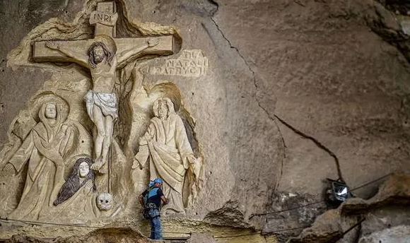 开罗的失败盗墓者 偷走耶稣受难像和尸体反要赎金 动机让人炸锅