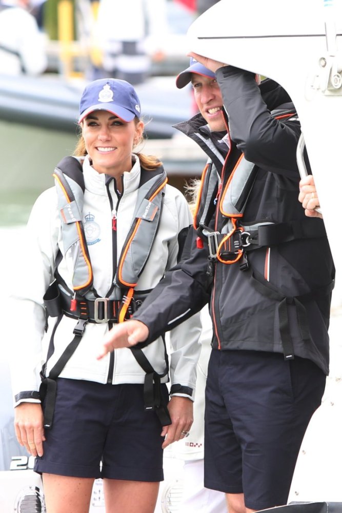 帆船赛贝爷展风采,威廉王子凯特王妃穿短裤出场不管用,原因在这