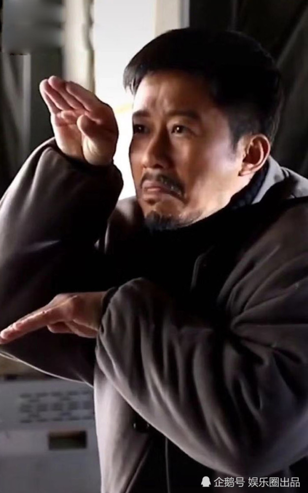 《攀登者》演员又出表情包,吴京做猴子脸扮可爱,胡歌瞪眼有戏