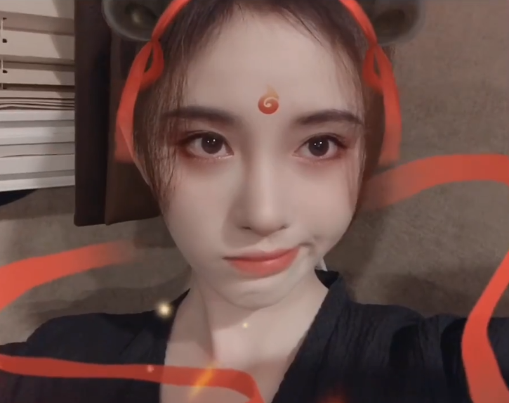 鞠婧祎玩哪吒特效,以为最后会变很酷,看完后网友:耽误我时间!