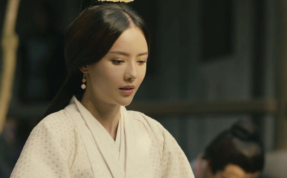 甄洛是三国时期著名的美女,她幼时便丧父,因此很是懂事,从小就是一个