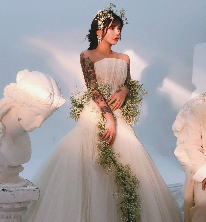 韩安冉和老公补拍婚纱照,看到她变形的脸,网友:下次整容悠着点