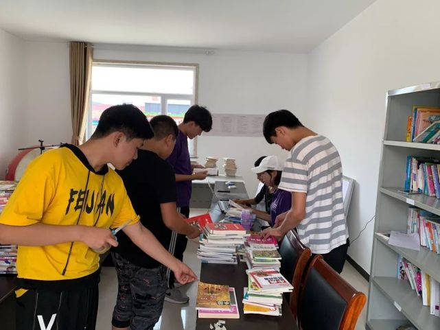 在完成支教教学任务之余,实践小队的"小老师"们与学生一起到乡村图书