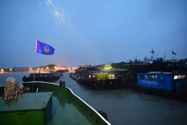 7公里,油墩港,洞泾港,叶榭塘等港口,成为船舶避风集中区.