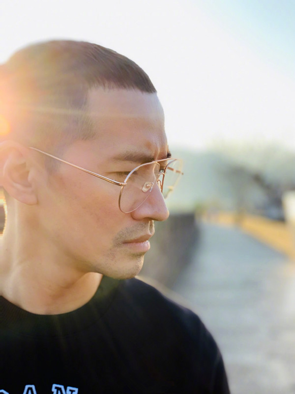 要是配上墨镜的话就会更加显范呢,这样的何晟铭看着会比较有男人味