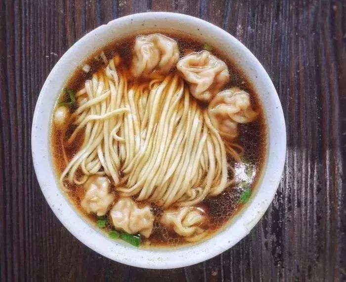 虾籽饺面扬州有三春:「富春的包子,治春的细点,共和春的饺面.