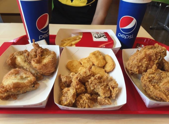 汉堡是肯德基的主打食物之一,面包夹鸡肉适合当午餐来吃,经常吃汉堡的