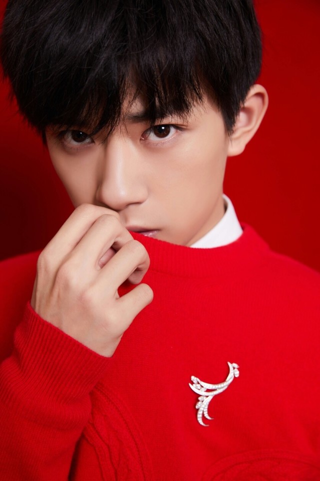 易烊千玺2021春晚大放异彩