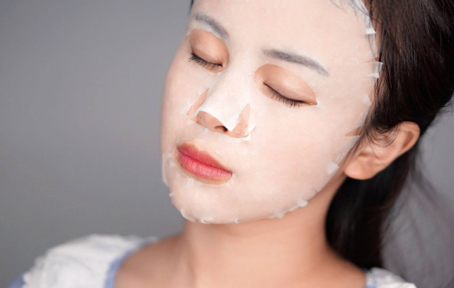 面膜里的那层塑料纸是什么多数人都扔掉难怪面膜敷了没啥效果