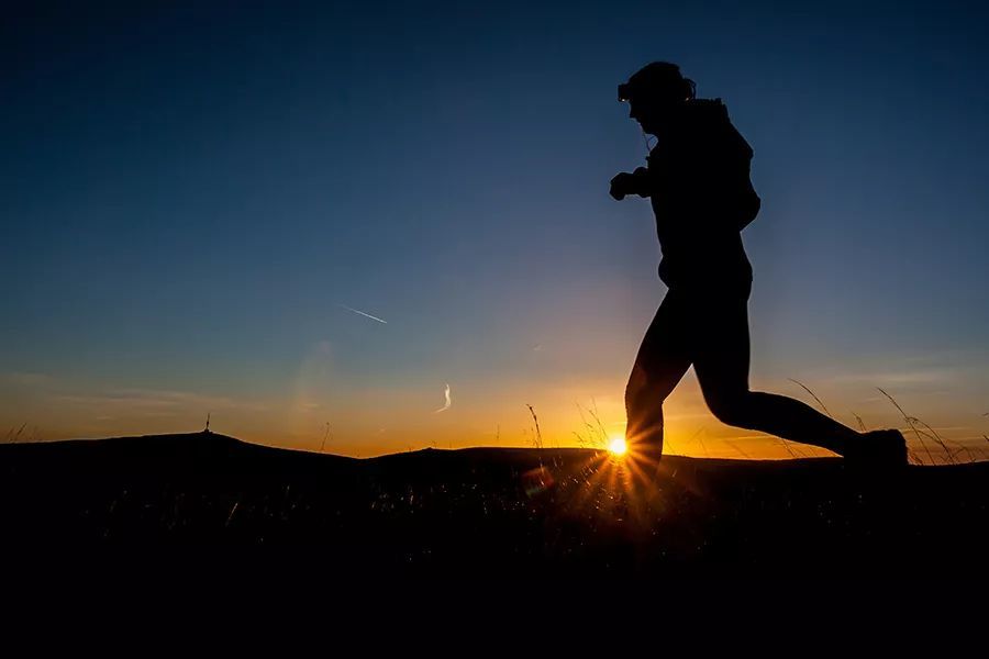 一个人跑步图片 微信图片
