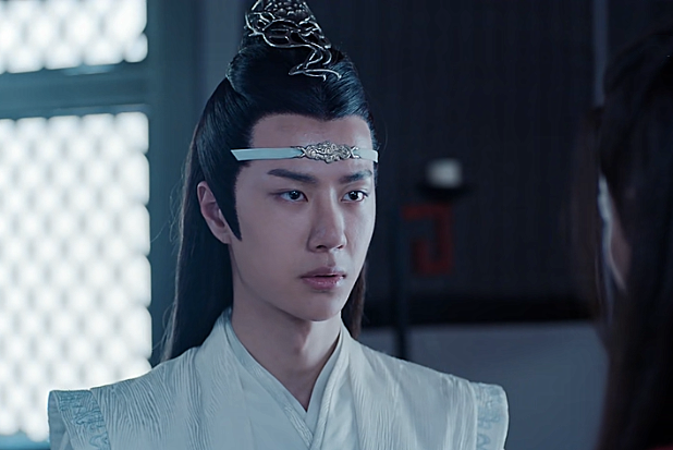 所以说大家也知道抹额这个装扮好看,但并不适合现代装扮,戴上只会让