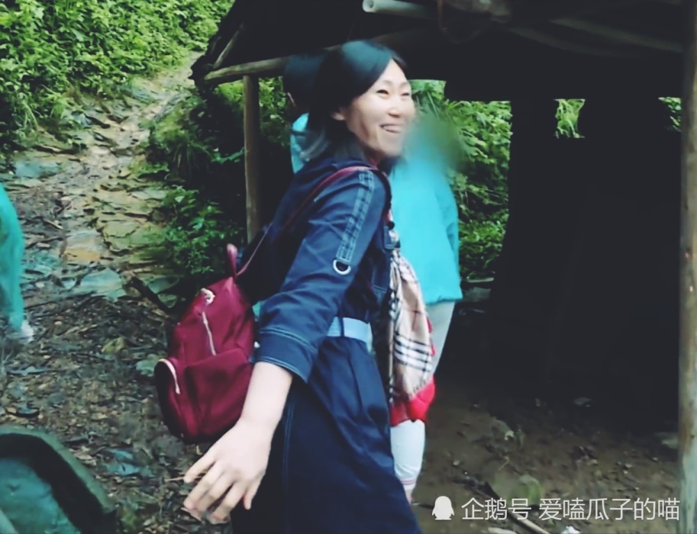 变形计:阔太身体不适在农村上厕所,谁注意她下意识反应?真绝了