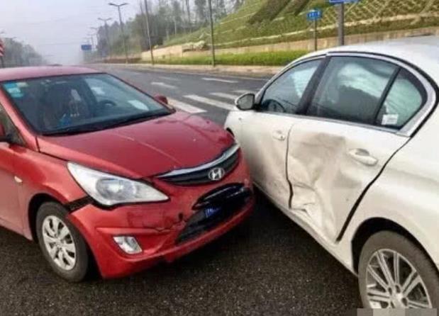 大家看了这个交通事故,对于法系车和韩系车有什么看法呢