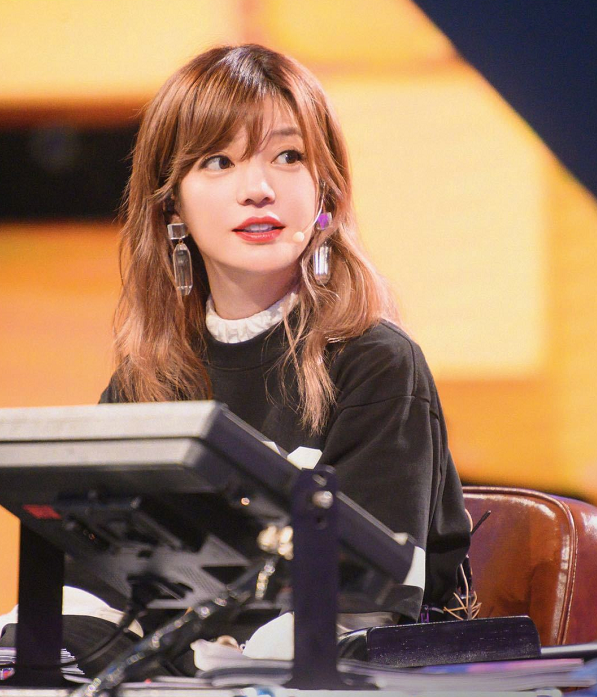 赵薇现身新综艺片场状态超好看起来年轻10岁