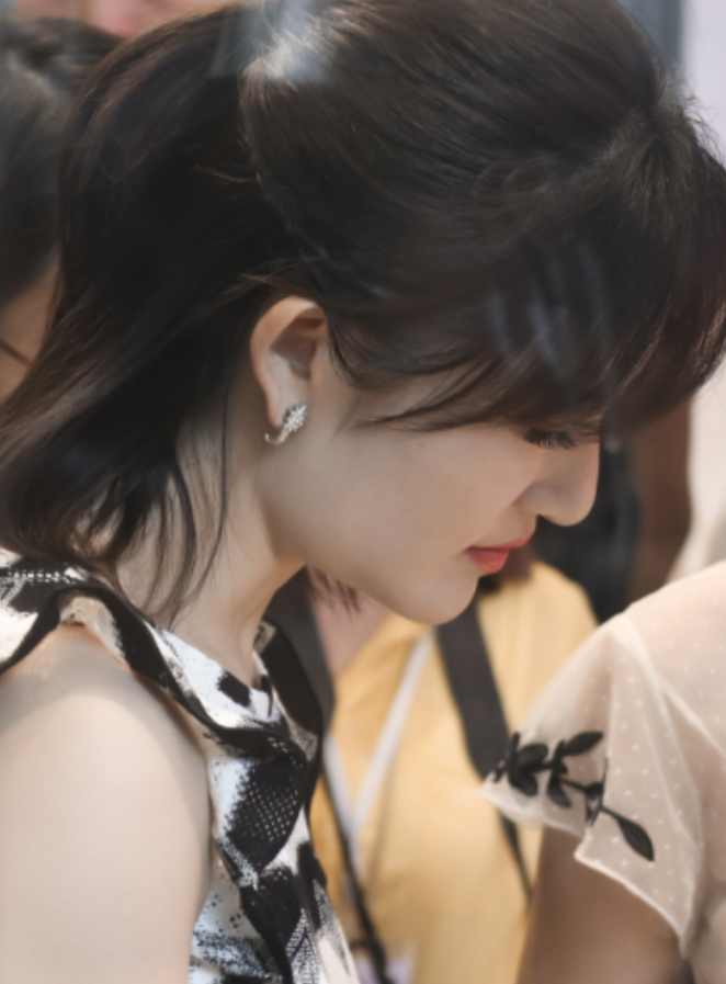 有种"耐打"叫谢娜的生图,离开美颜滤镜,真人比荧幕上还要美