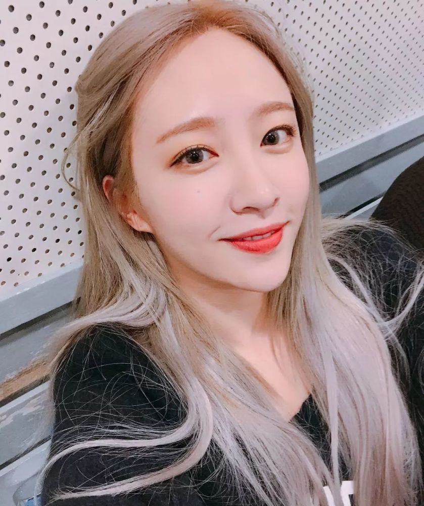 又一个个都是烫染发狂魔,拿hani来说她换过的发色都可以召唤七彩神龙