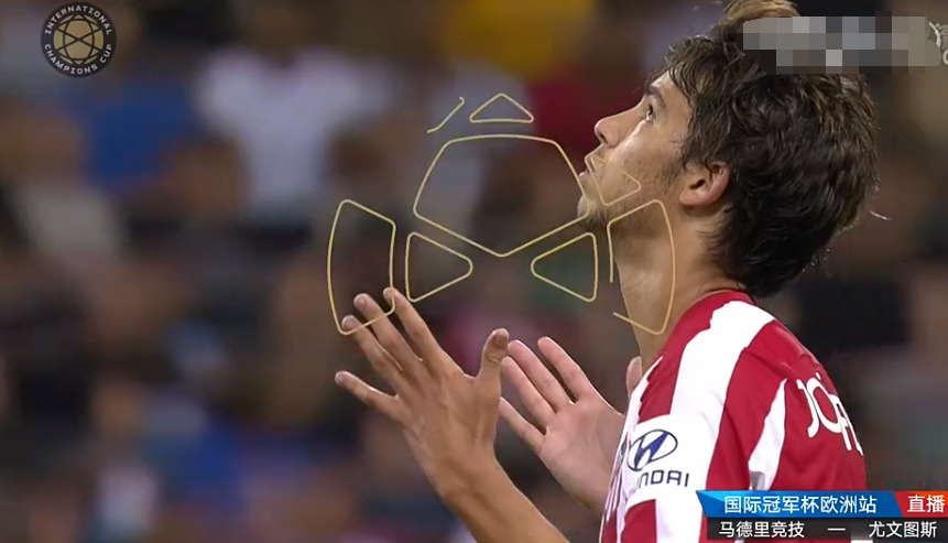 没错,这就是卡卡的标志性庆祝动作,双手举天.