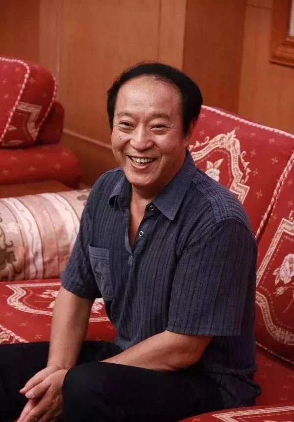 相声界炸开了锅接着又传出他要从政当县长的消息他成立了牛群文化艺术