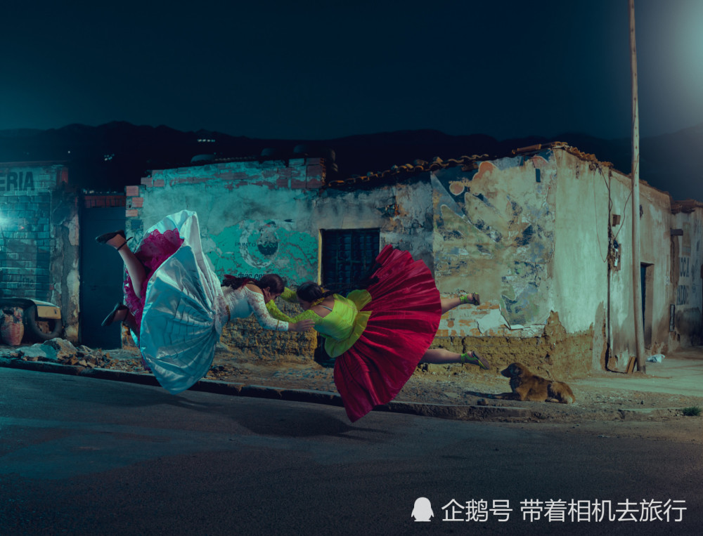 玻利维亚的特殊女摔跤手:穿着长裙和蕾丝上衣参赛