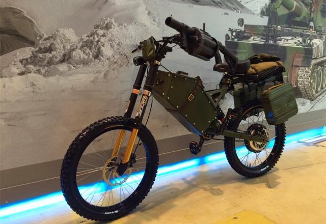 战斗民族果然牛,摩托车上配ak,机动快,火力强!