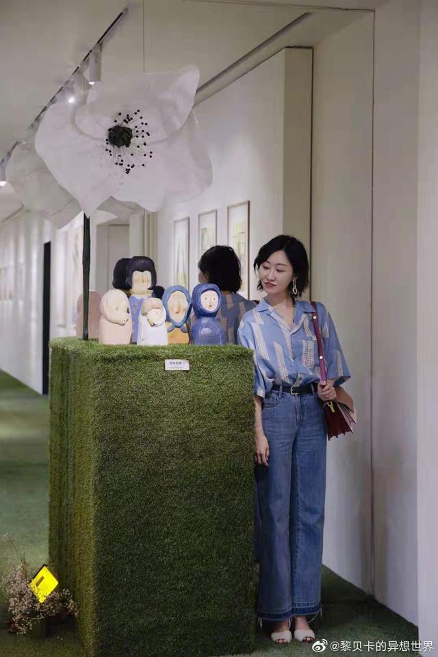 如果想要更休闲一点的感觉,可以选择造型独特的"花衬衫",像是黎贝卡