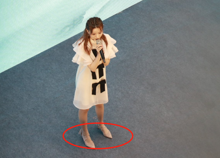 《陈情令》阿菁路演开唱,意外被脚上43码高跟鞋抢镜,认真的?