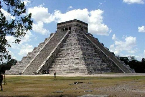 南美洲的秘鲁,也有金字塔存在,相比于印度的金字塔,秘鲁的金字塔外形