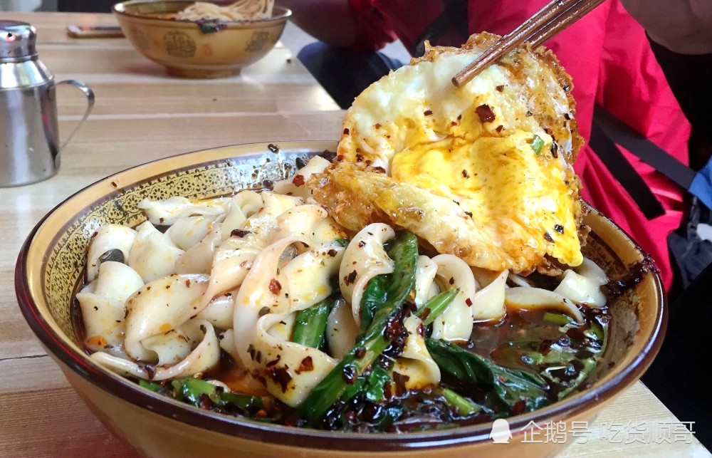 重庆最有名小吃排行榜_尽管争议越来越大,小面依旧是重庆最出名的小吃!