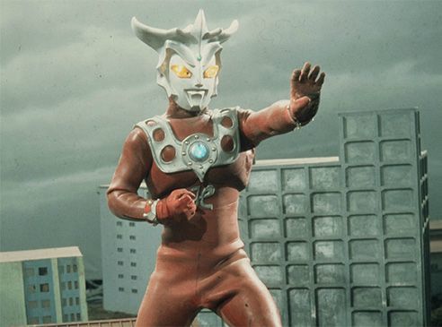 也因为这个原因,雷欧初期战斗能力很弱,不仅不会奥特曼擅长的光线技能