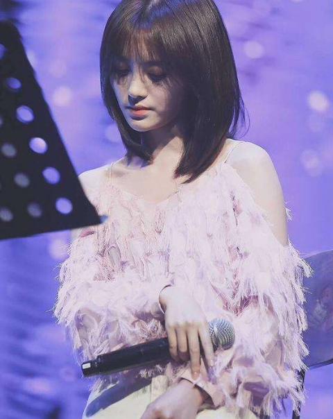 谁说鞠婧祎不适合留短发?当看到她的短发后,网友:快点扶我起来